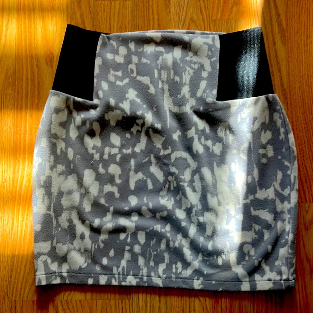 Size M black, white, grey, mini skirt - in great condition -